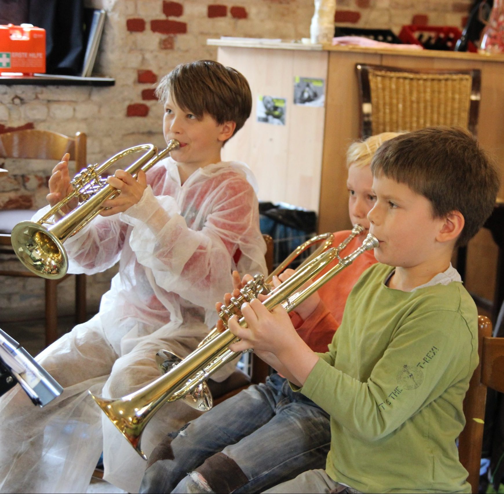 Kinder mit Trompeten